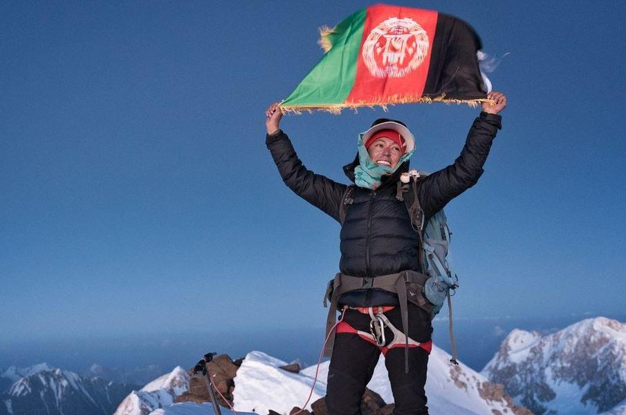 یک دختر افغان خود را به بلندترین قُلۀ کوه هندوکش رساند