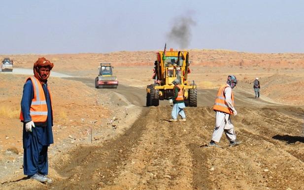 د کندهار د ښوراوک ٩٣ کيلومتره سړک درېدلی کار بېرته پیلېږي