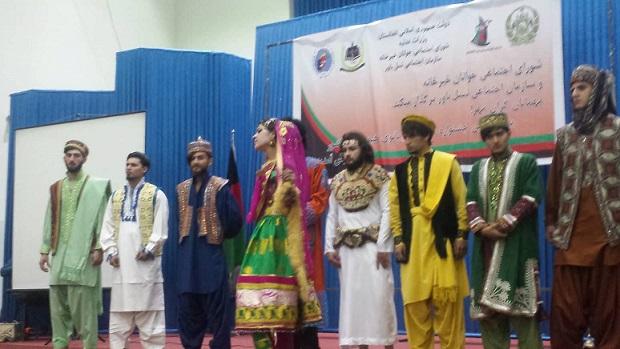 اشتراک کننده گان يک نشست: به زنان راى بدهيد!