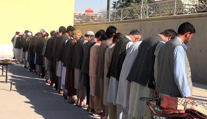 د بلخ پوليسو په يوې قمارخانه کې ٣٥ کسان نيولي