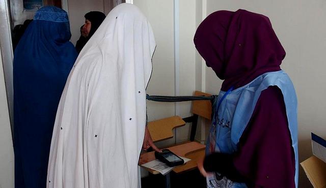 Woman use her vote in Paktia