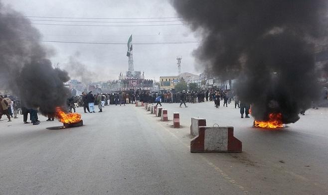 مردم در واکنش به کشته شدن پولیس شاهراۀ کابل – مزار را مسدود کردند