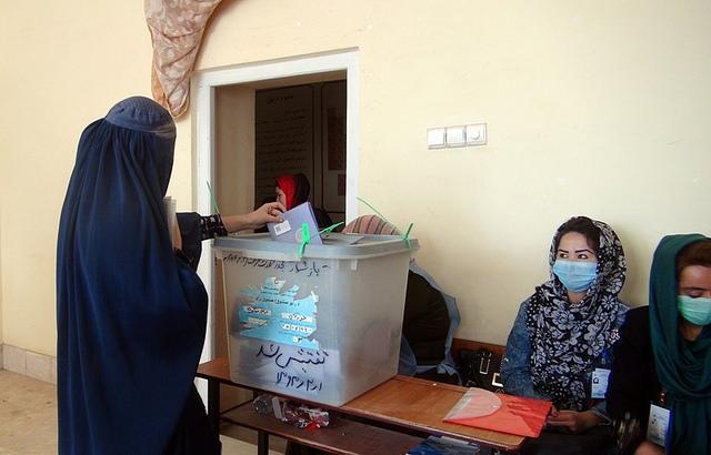 Jawzjan woman casts her vote