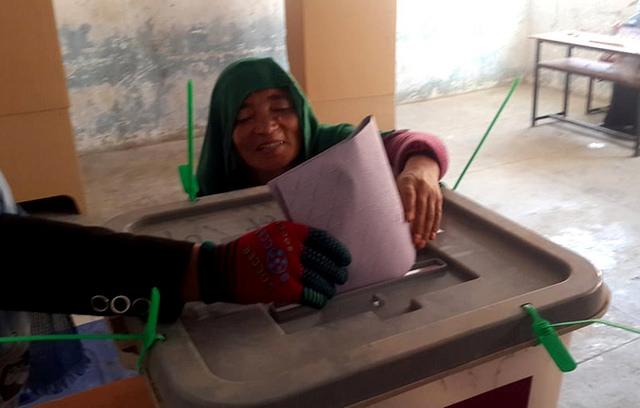 Woman use her vote in Bamyan