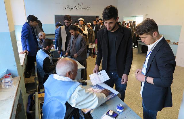 Kabul people use thier votes