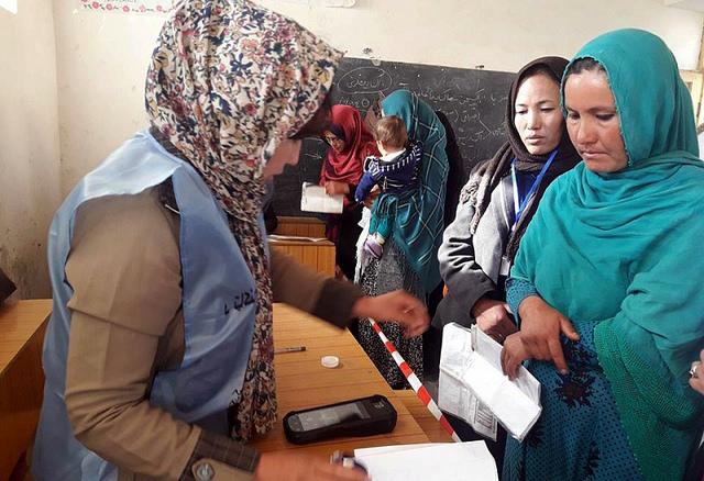 Daikundi women cast vote