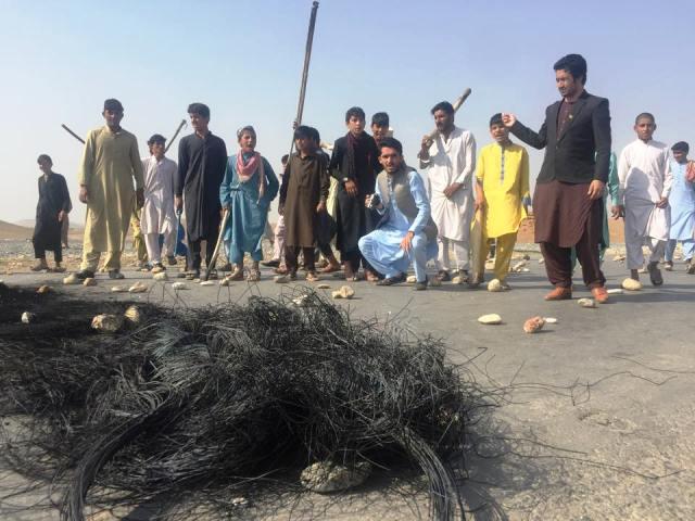 اعتراض کنندگان در واکنش به کشتار افراد ملکی راه تورخم را مسدود کرده اند