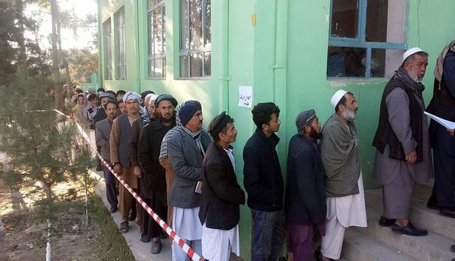 People in voters row to cast their votes