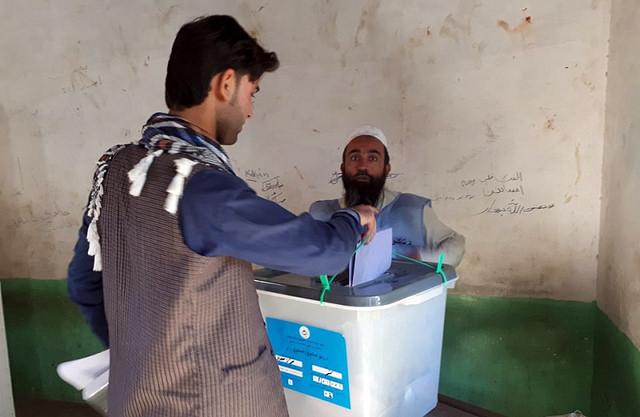 Man cast his vote in a Kunar polling station