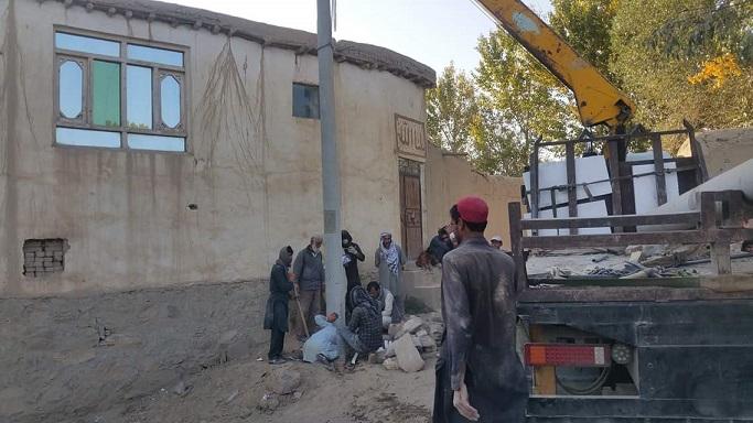 د لوګر د مرکز اړوند لسګونو کلیو ته د برېښنا د مزو غځولو چارې پیل شوې