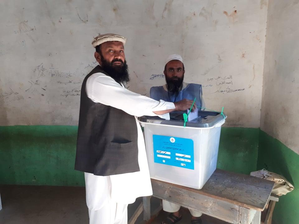 نیروهای افغان در پکتیکا مردم را در رای دادن به نامزدان مشخص تشویق نموده اند
