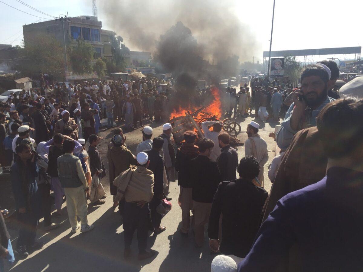 Jalalabad road vendors torch hand-carts in protest