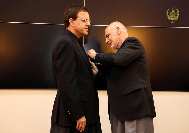 رئیس جمهور به داکتر زاخیلوال و داکتر محب مدال تفویض کرد