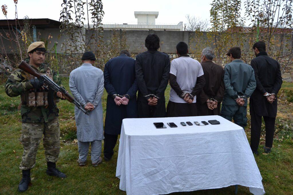 غزني کې هغه پولیس نیول شوي چې خلک یې لوټل