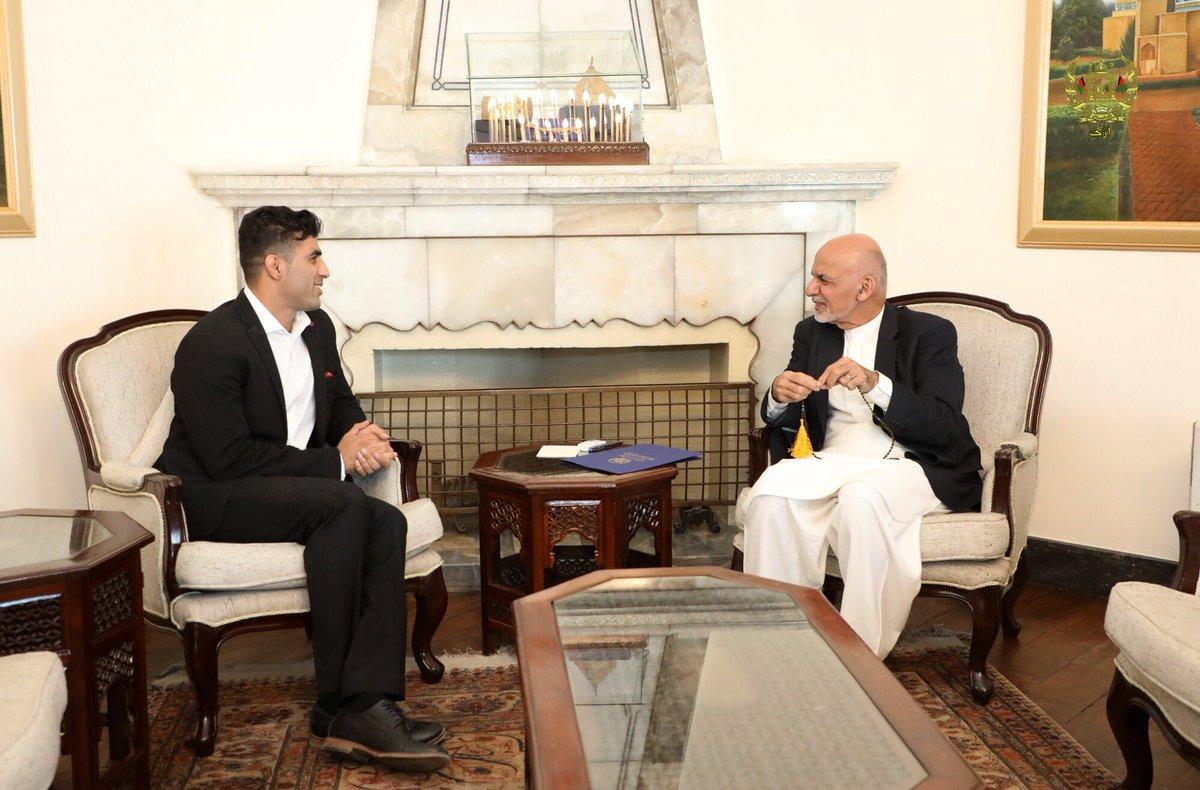 محمد اشرف غنی با احمد ولی هوتک ورزشکار کشور دیدار کرد،کابل
