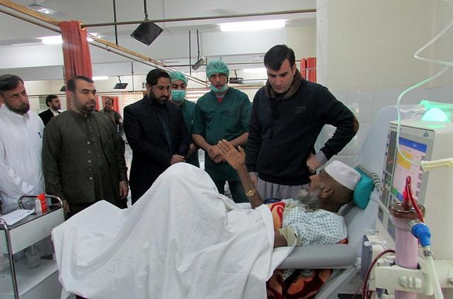 Pakistan consul, public health director visit patient
