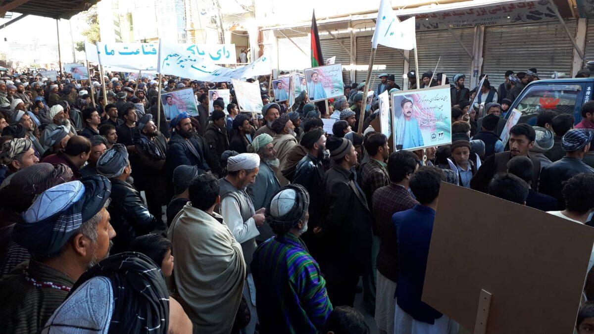 صدها تن از هواداران یک کاندید معترض دست به مظاهره زدند