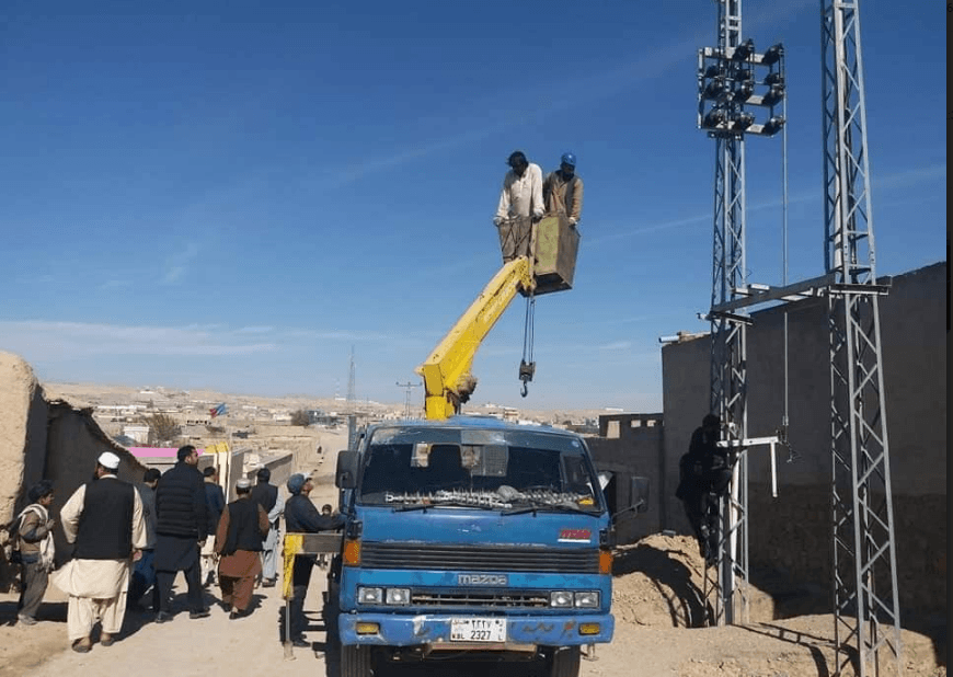 له غزني تر کندهاره د وارداتي برېښنا د پایو او مزو نصبول پیل شوي