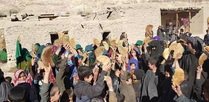 سربازان کوماندو در سرحوض نان یک روزه شانرا به زنان و اطفال محصور و گرسنه توزیع کردند