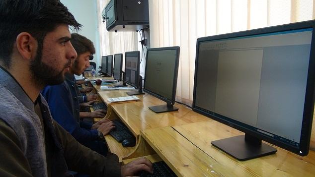 در مکاتب دولتی پکتیا هنوزهم برای آموزش کمپیوتر امکانات نیست