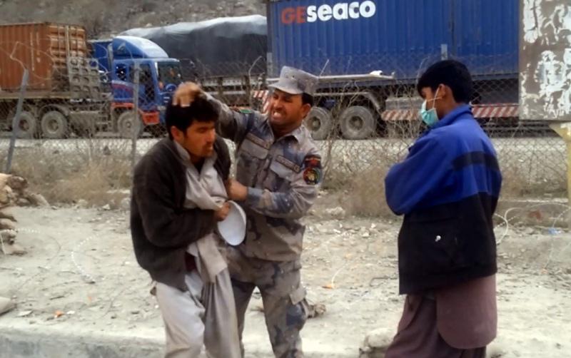 Policeman beats a trucker in Torkham