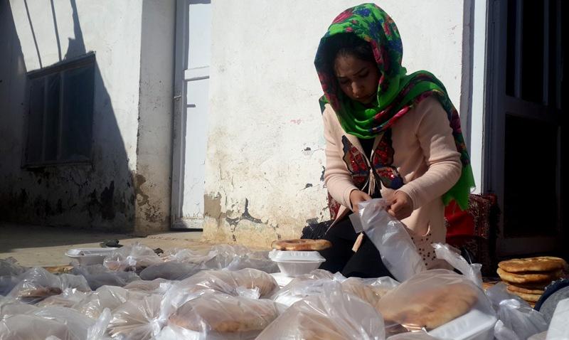 Shagofa prepares food for 200 displaced families by own expense