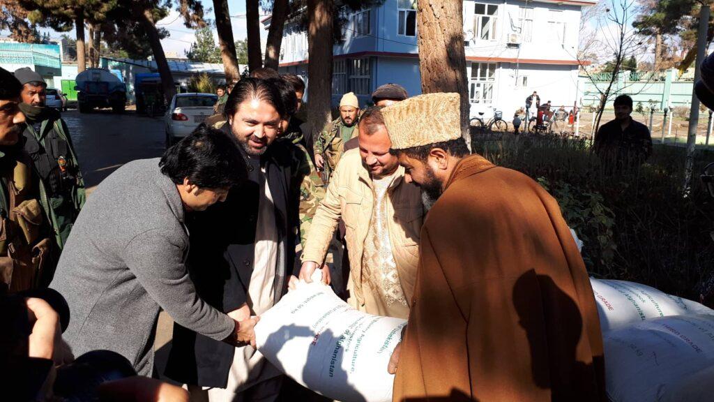 توزیع گندم برای بیش از یکهزار فامیل بی بضاعت در فاریاب آغاز گردید