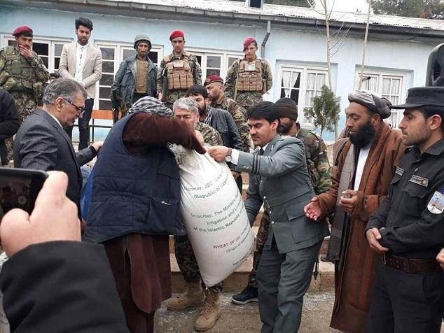 برای ۳۰۰ فامیل در فارياب مواد غذایی و البسه توزیع گرديد