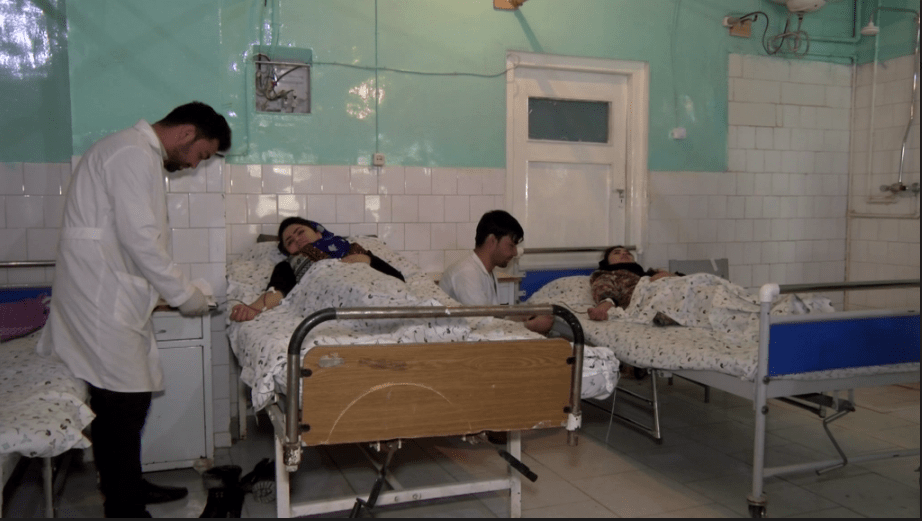 ده ها فعال مدنی در جوزجان برای زخمیان رویداهای جنگی، خون اهدا کردند