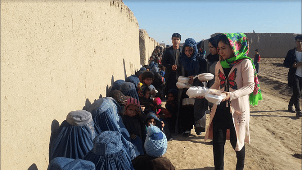 “با توزیع غذا به بیجا شده گان احساس آرامش میکنم”