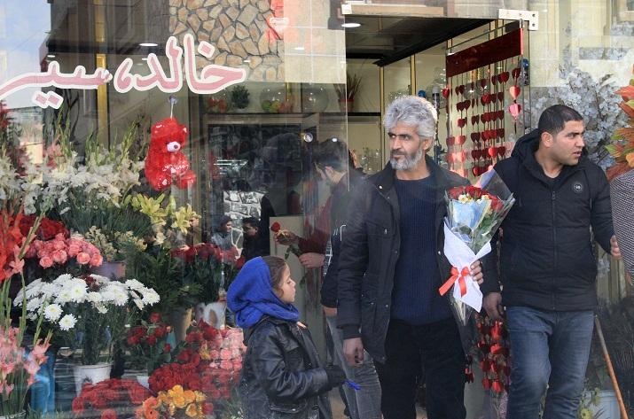 شماری از جوانان در شهر کابل برای صدها کودک فقير لباس توزیع کردند