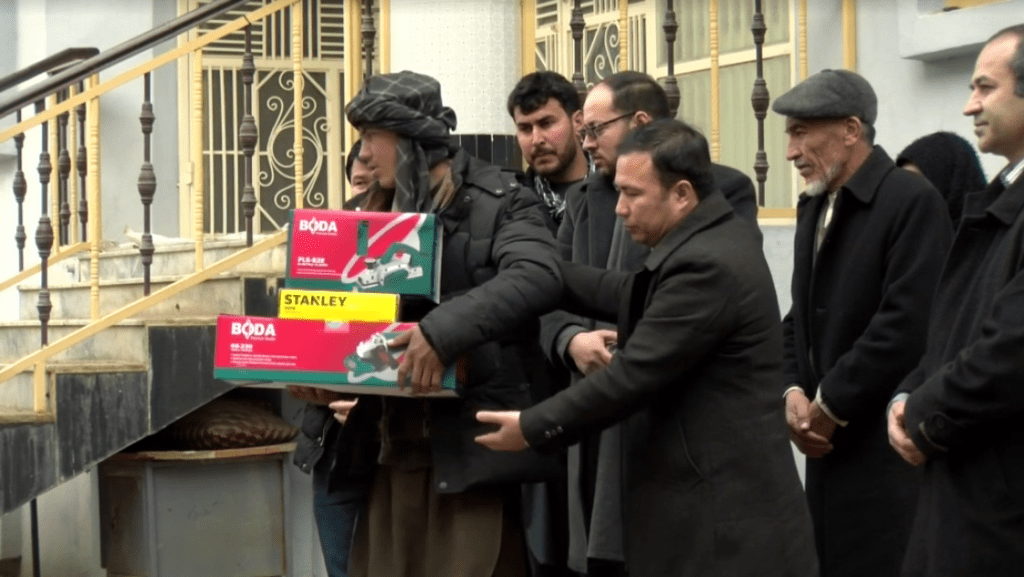 برای ۵۰ تن در جوزجان پس از آموزش حرفه وسایل کار توزیع شد