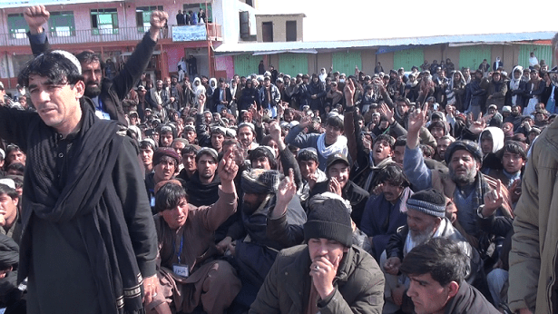باشندگان مقر از شش روز بدینسو شاهراه کابل – کندهار را مسدود نموده اند