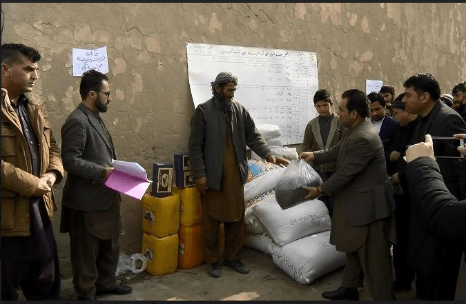 بغلان کې پر زرګونو بېوزله کورنیو د خوراکي توکو د وېش لړۍ پیل شوه