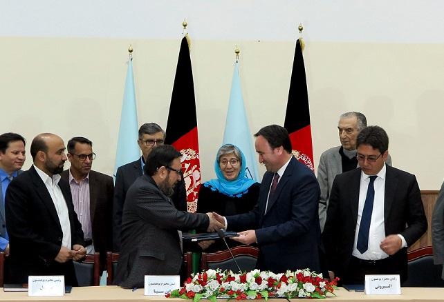 تفاهمنامه آموزش مضمون حقوق بشر با ١٢ پوهنتون به امضا رسید