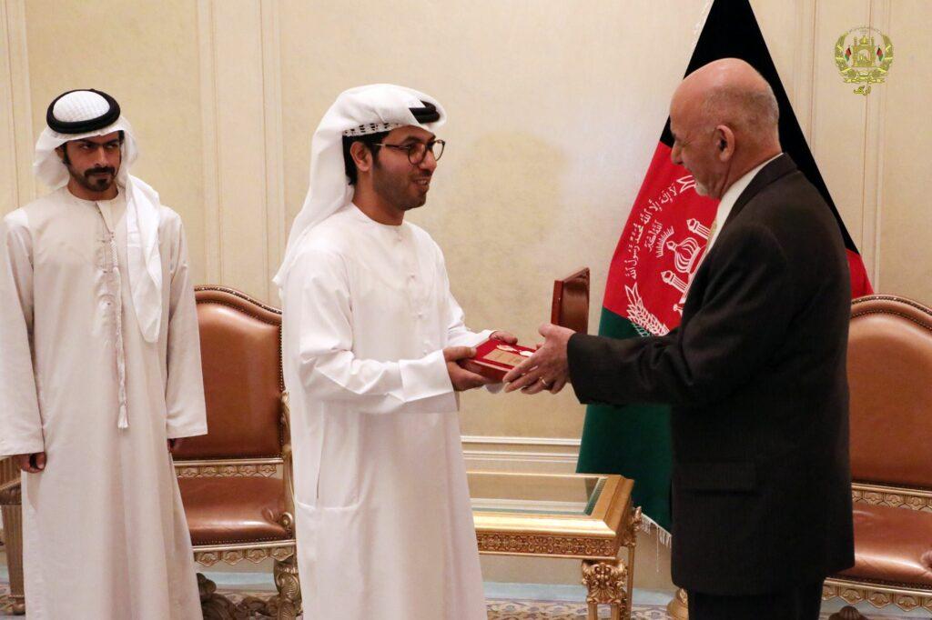 غنی، نشان سید جمال‌الدین افغان را به خانوادۀ سفیر کشته شدۀ امارات اعطا کرد