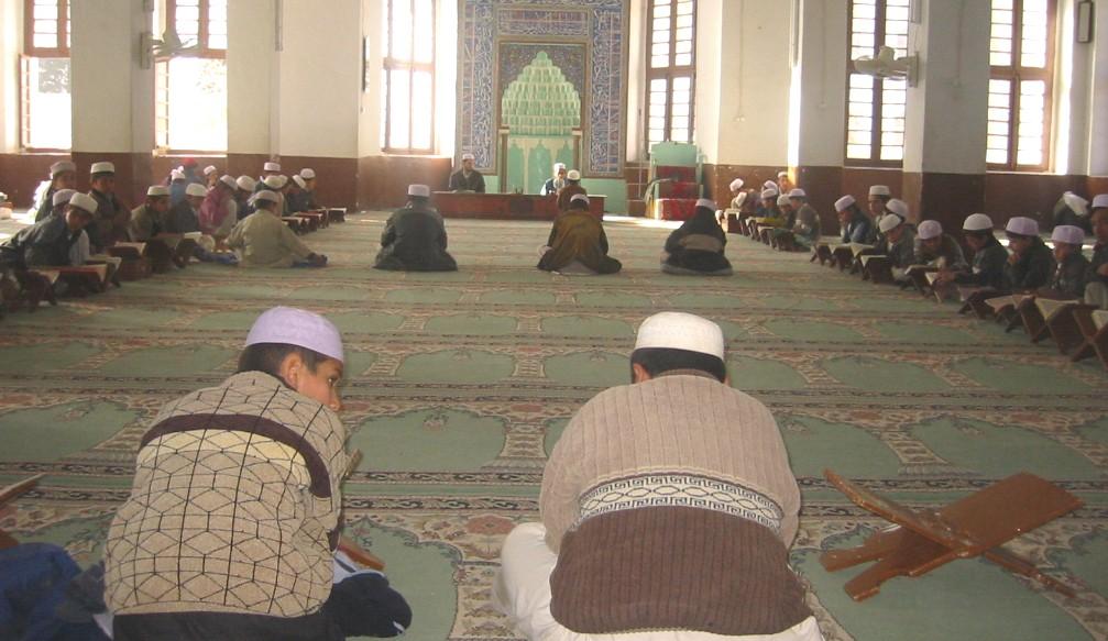 ده ها حافظ و قاری قرآنکریم، از یک مدرسۀ دینی در نیمروز فارغ شدند