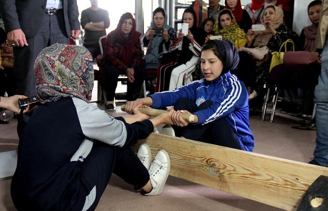 براى نخستين بار در افغانستان تيم رشتۀ ورزشى “چوب کشى” دختران ايجاد شد