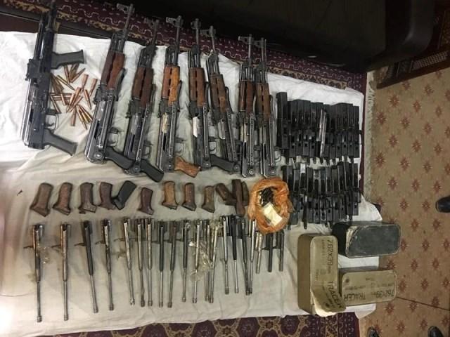 پوليس کابل ازقريۀ هودتخيل چند ميله اسلحه و تجهيزات نظامى را ضبط کرد