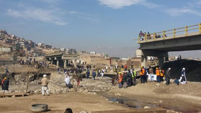 در جوار پل تخریب شده کمپنی واقع کابل، پل استحکامی اعمار میشود
