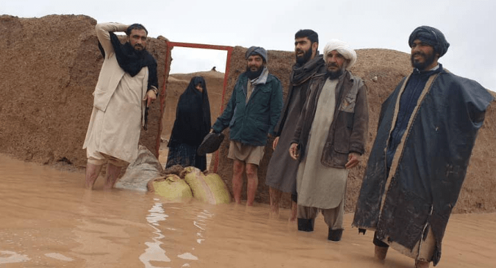 در سیلاب هرات دو تن جان باخته و ده ها خانواده متضرر شده اند