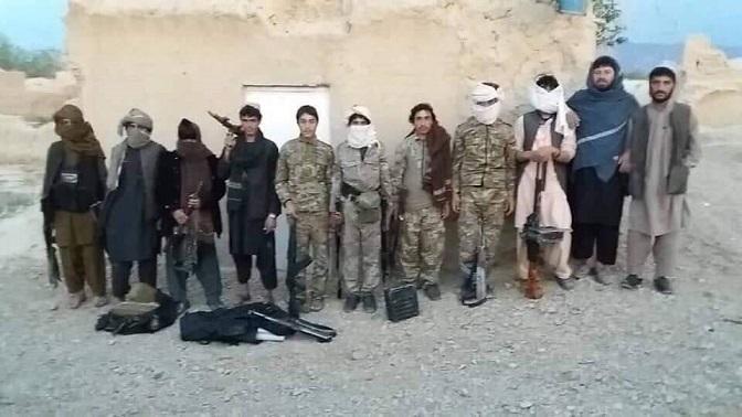 12 police with guns defect to Taliban in Farah