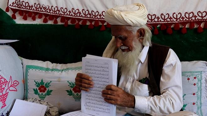 ښرنه کې يوه سپين ږيري په ٢۲ مياشتو کې قران کريم ليکلى