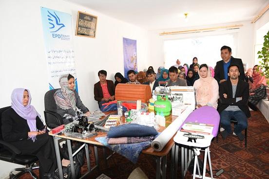 برای خودکفایی زنان در بامیان یک کارگاه آموزشی یکساله حرفه راه اندازی شد