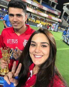 Preity Zinta, Mujeeb trade pleasantries in Pashto