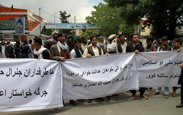 صدها تن در کابل در واکنش به جلب جنرال احمدزی تظاهرات کردند