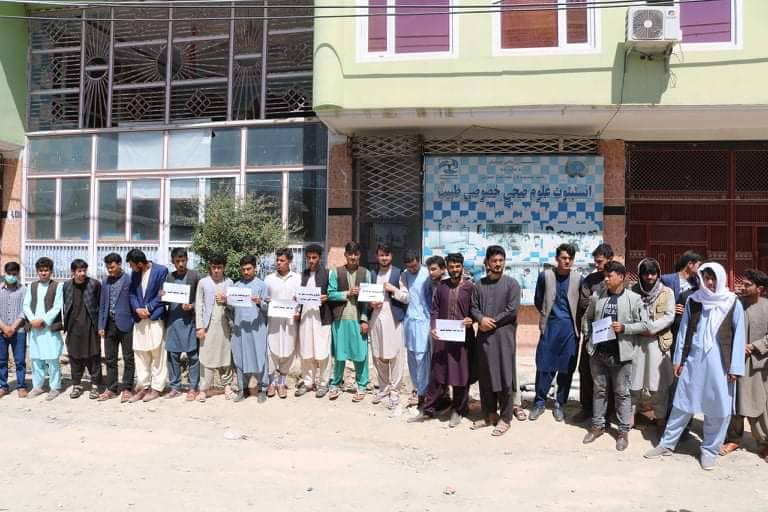 شماری از محصلین در شهر میمنه دروازۀ یک انستیتیوت صحی را بستند