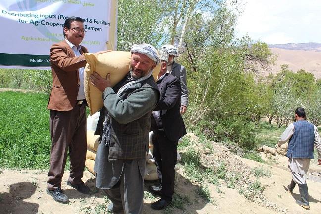 در سمنگان ١٣ میلیون افغانی با ۷۵۰ خانواده مساعدت شد