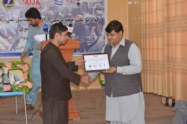 د کندهار خبریالان د معلوماتو له محدودیت او زورواکو له  ګواښ سره مخ دي