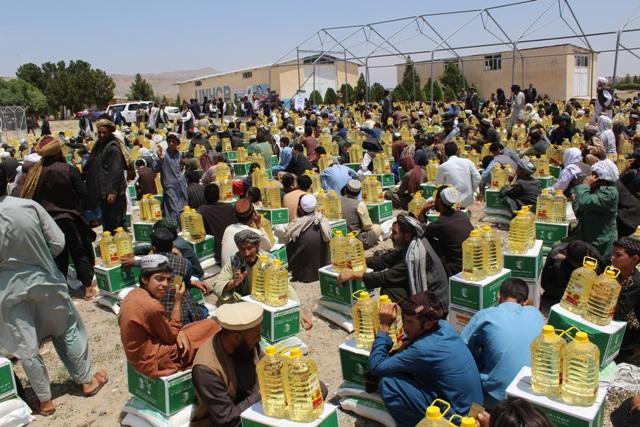 له اړمنو افغانانو سره د سعودي د خوراکي توکو مرستې په هرات کې هم پيل شوې